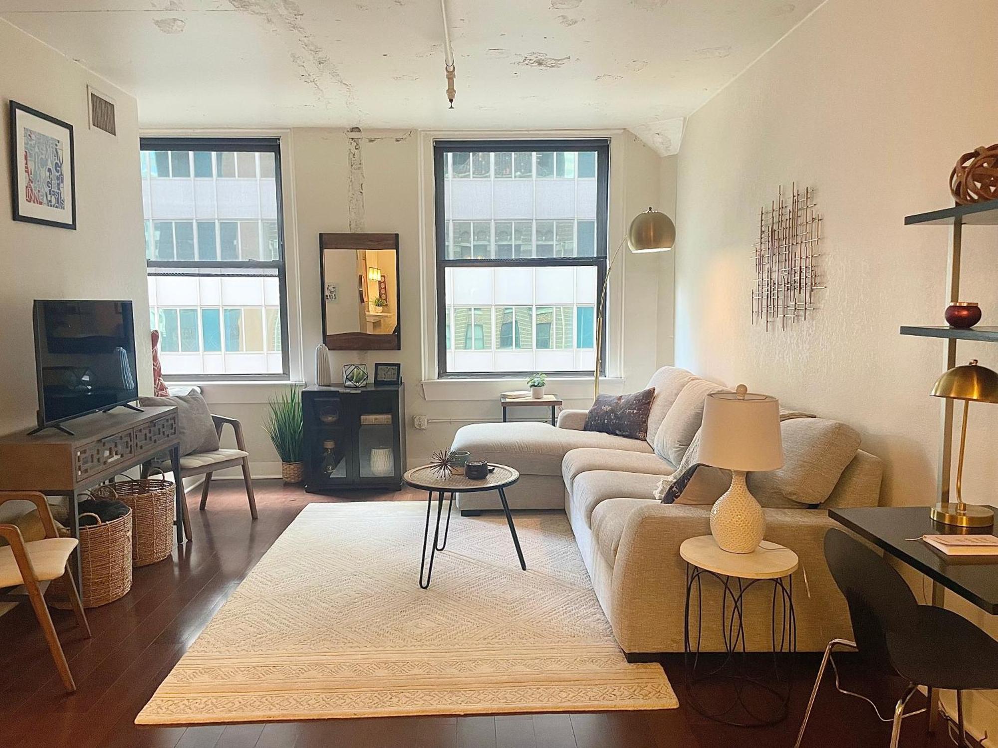 Chic 1 Bedroom Downtown Apartment *