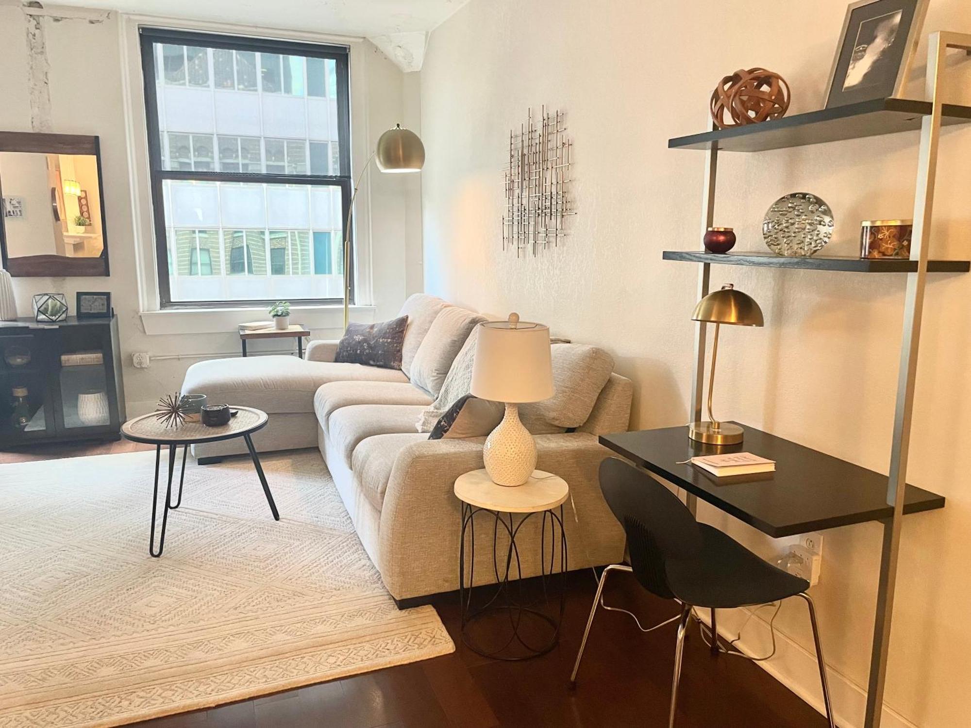 Chic 1 Bedroom Downtown Apartment *